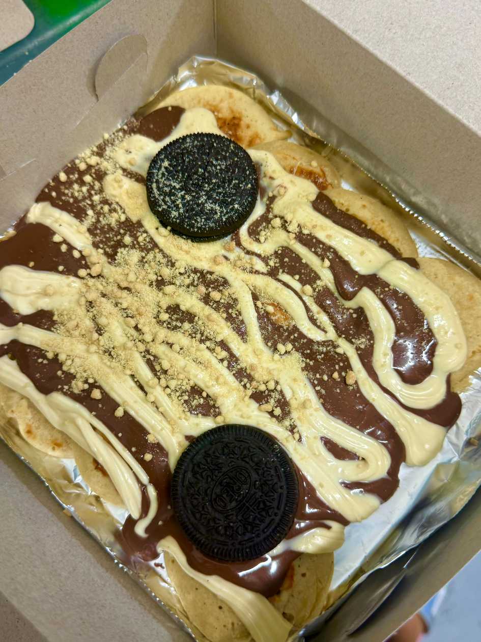 12 Mini pancakes ( White choclate & Nutella & bicuits ) 2 oreo biscuits on top