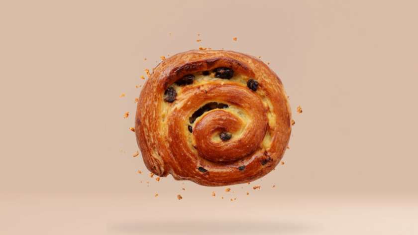 Monokl z kremem patissiere i rodzynkami