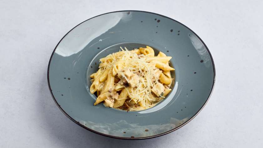 Makaron pene z kurczakiem i kurkami