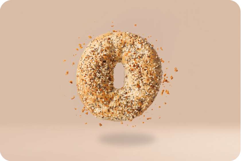 Bajgiel z cebulą i czosnkiem