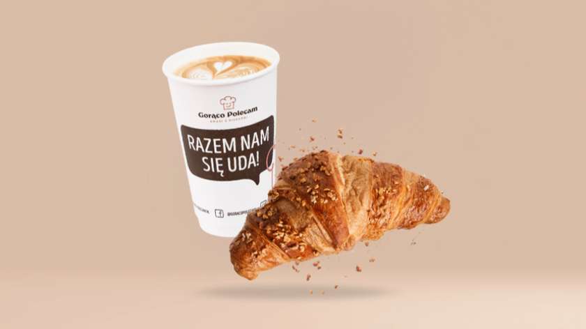 Croissant z czekoladą i orzechami + kawa