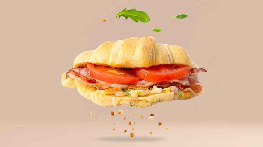 Brioche z pastą jajeczną i pieczonym boczkiem