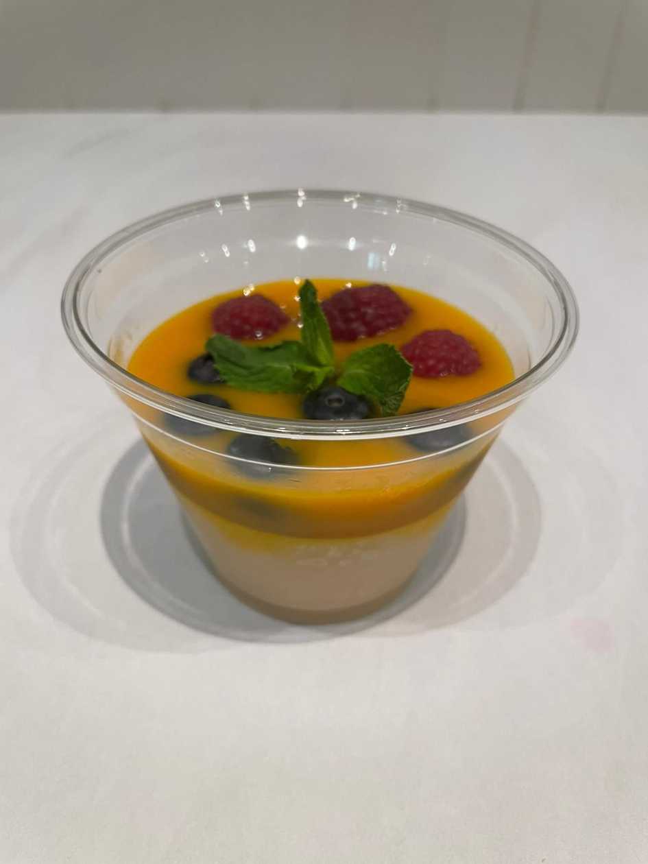 Espresso panna cotta ar mango mērci