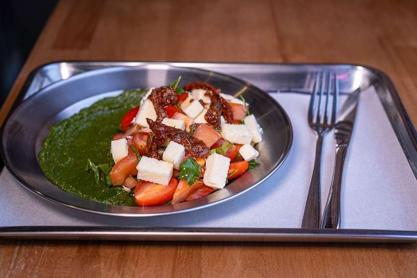 Sałat z Bryndzą+ Pomidorami + Pesto