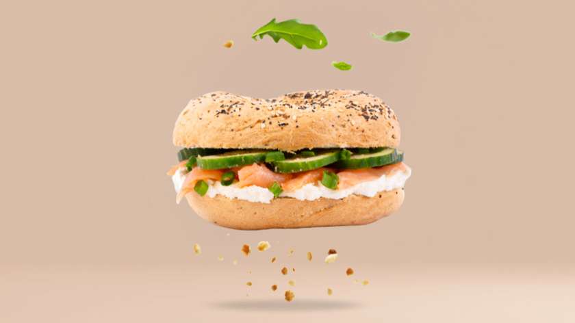 Bajgiel z łososiem wędzonym