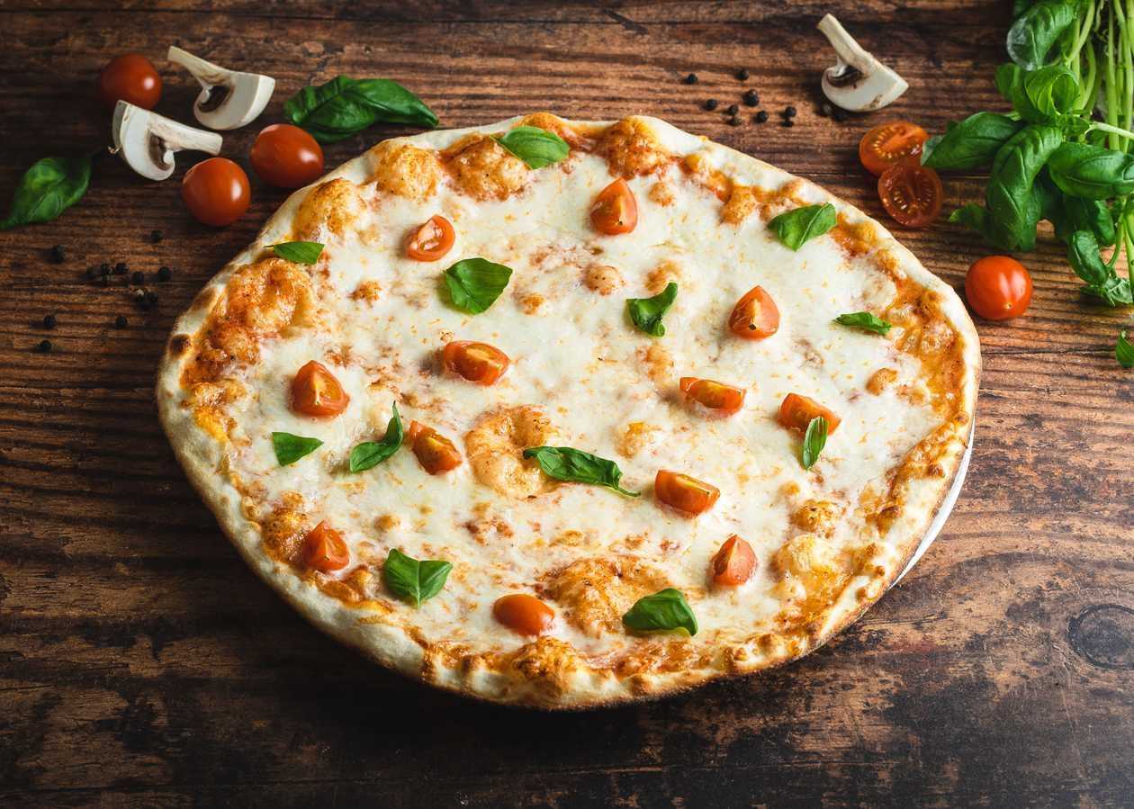 Kombo:  Pere pizza Margherita + 2 x 0,5L Limonaad
