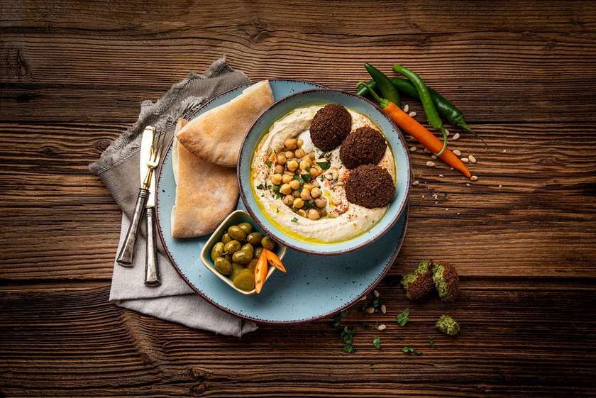 Hummus s falafelem