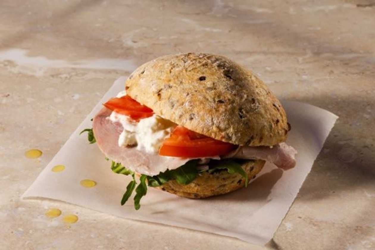 Bułka proteinowa - szynka cotto + stracciatella