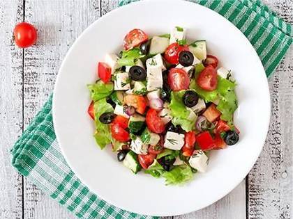 Salată GRECEASCA cu piept de CURCAN