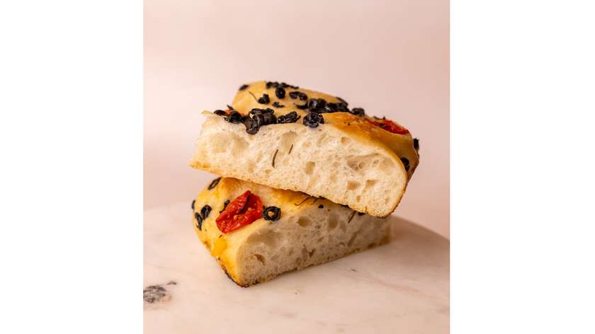 Focaccia z pomidorkami i oliwkami