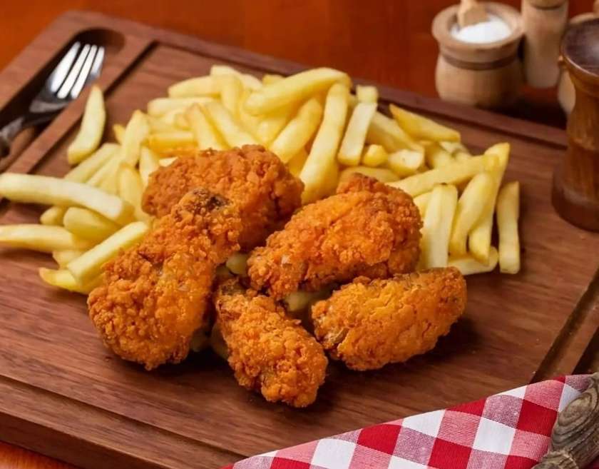 Chicken Wings with Fries and Sauce