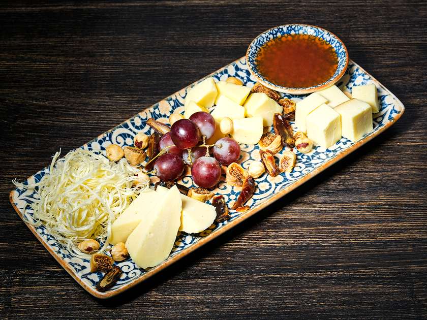 Тарілка грузинських сирів