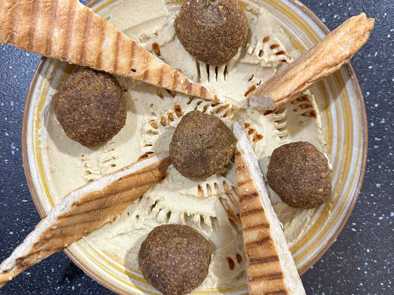 Falafel hummus talíř( 5kus falafel+chleba)