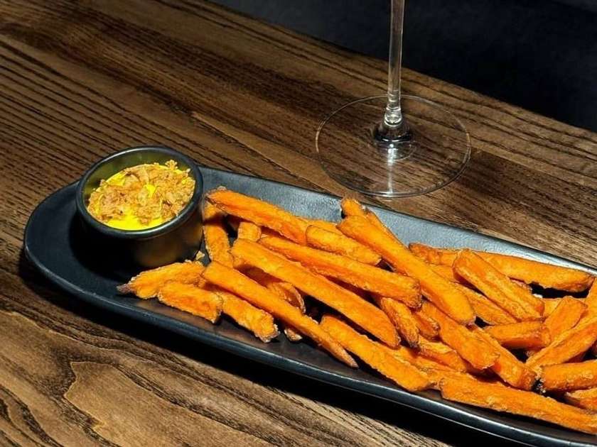 БАТАТ ФРІ З КРАНЧЕМ ПІД СОУСОМ CHEESY