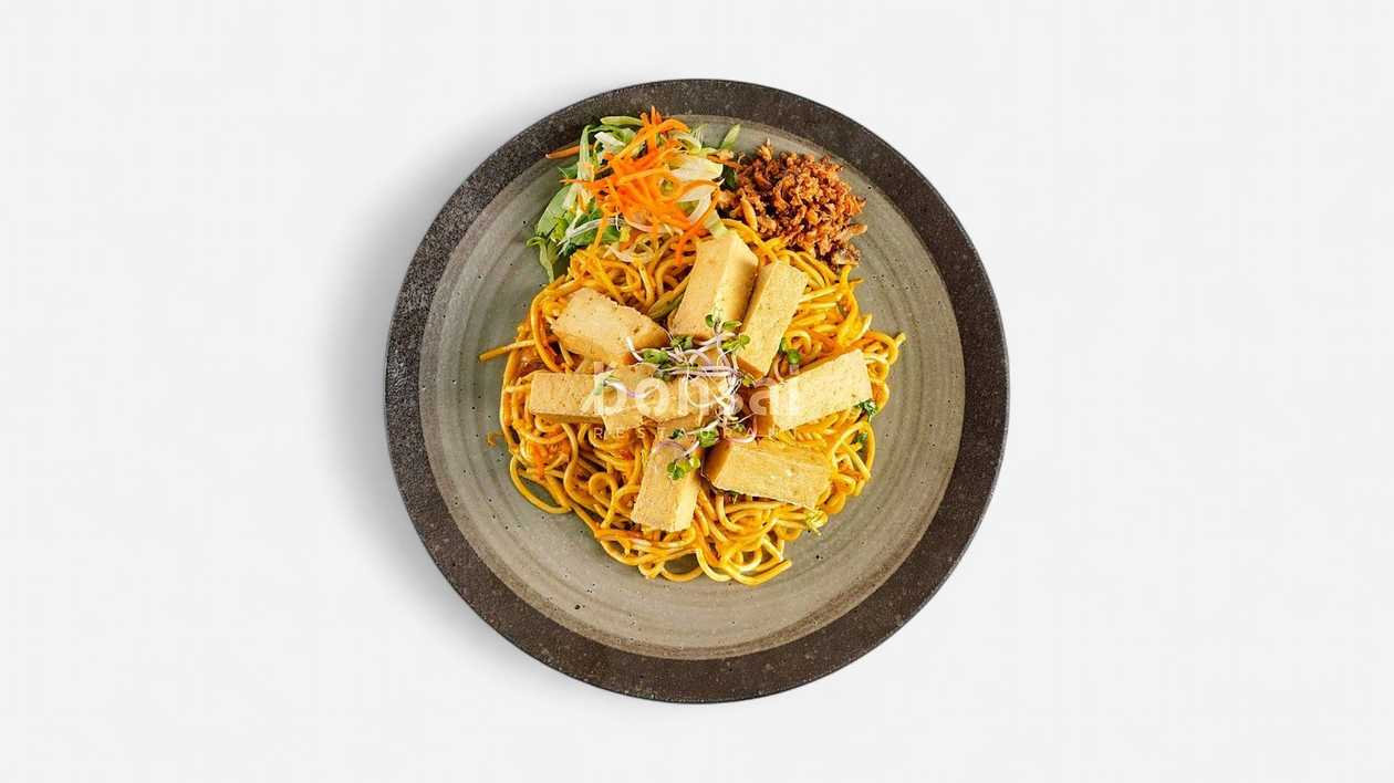Mỳ xào s vyprážaným syrom tofu