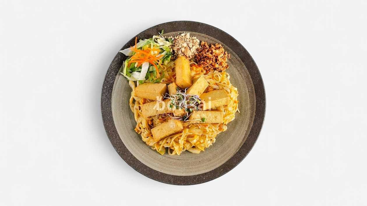 Phở xào s vyprážaným syrom tofu