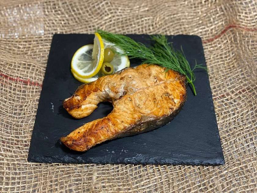Stake z łososia na grillu