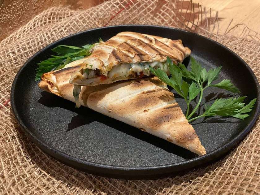 Lawasz na grillu z serem, pomidorami i słonina wędzona