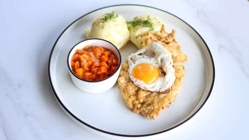 29a. Sznycel drobiowy z jajkiem sadzonym