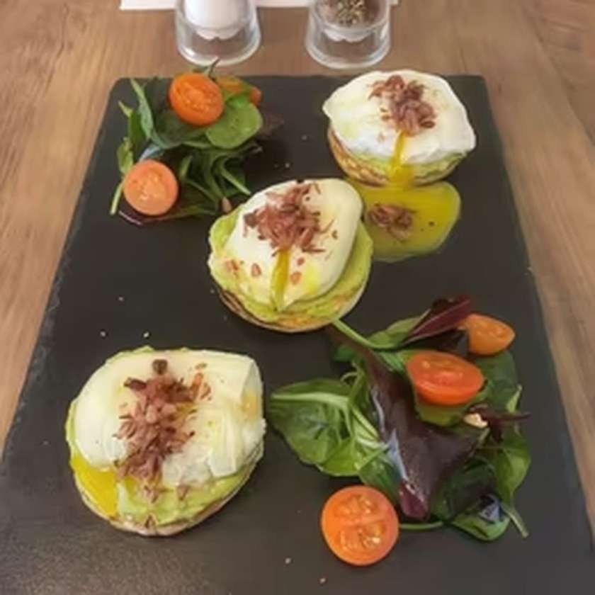 Ou Poșat cu Avocado