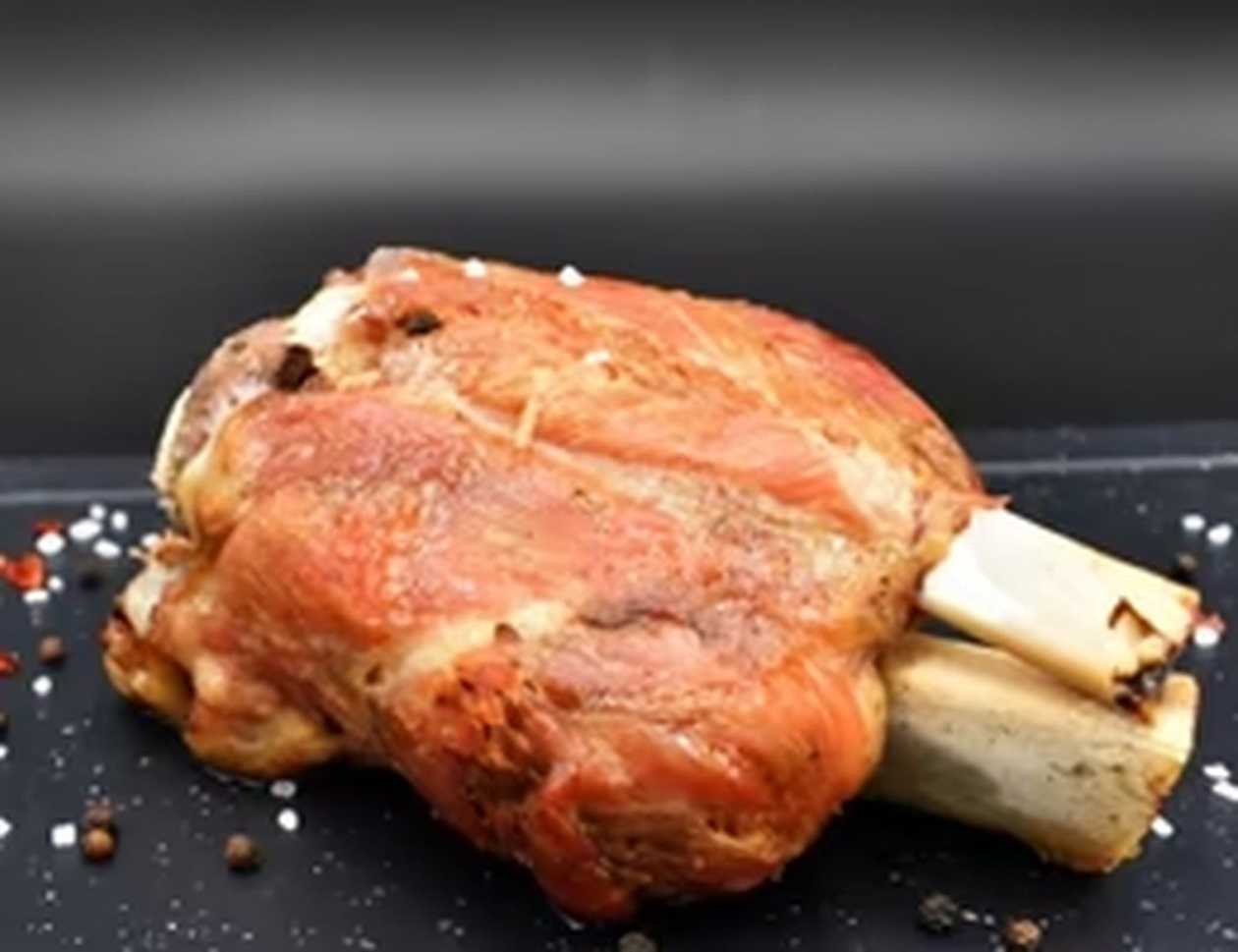 Ciolan de Porc cu Cartofi în Coajă