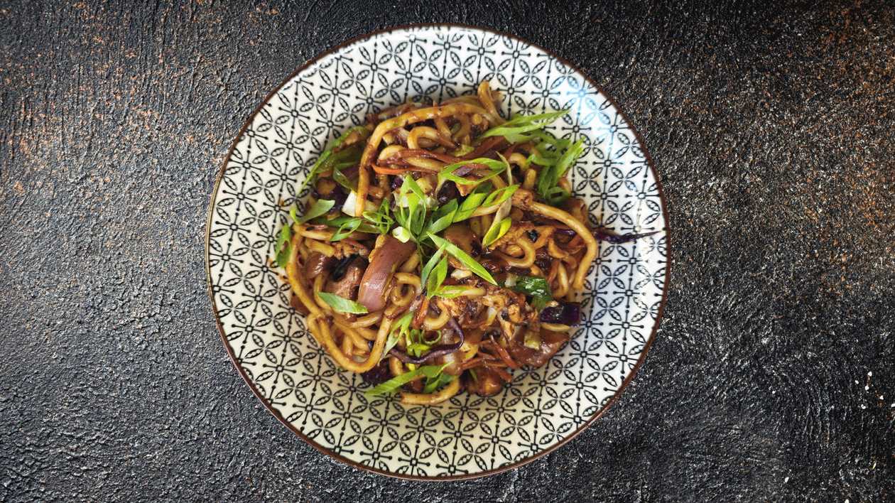 Jajangmyeon (Nουντλς με σάλτσα μαύρων φασολιών)