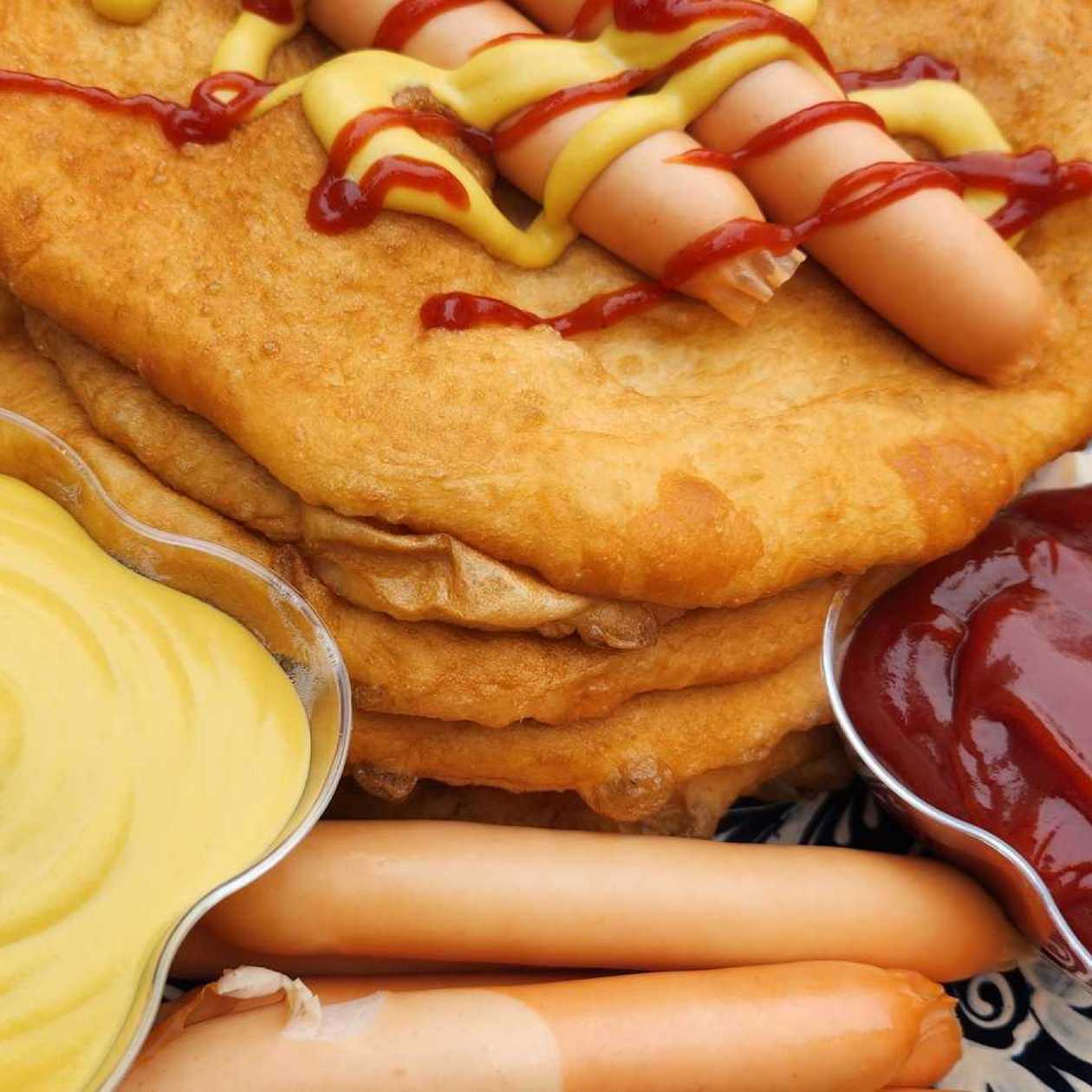 Scoverga cu crenvursti, mustar si ketchup