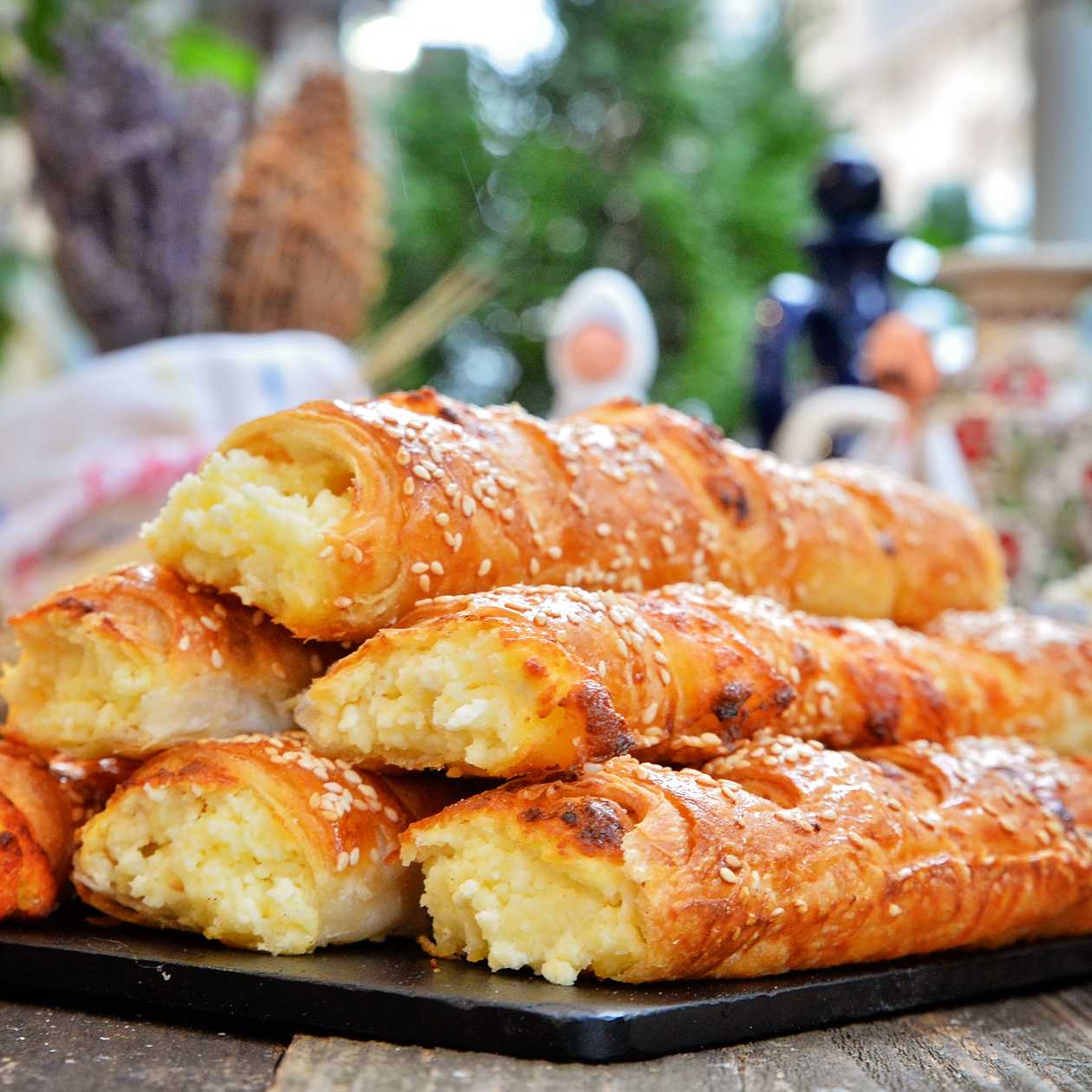 Mini-pateuri cu brânză sărată