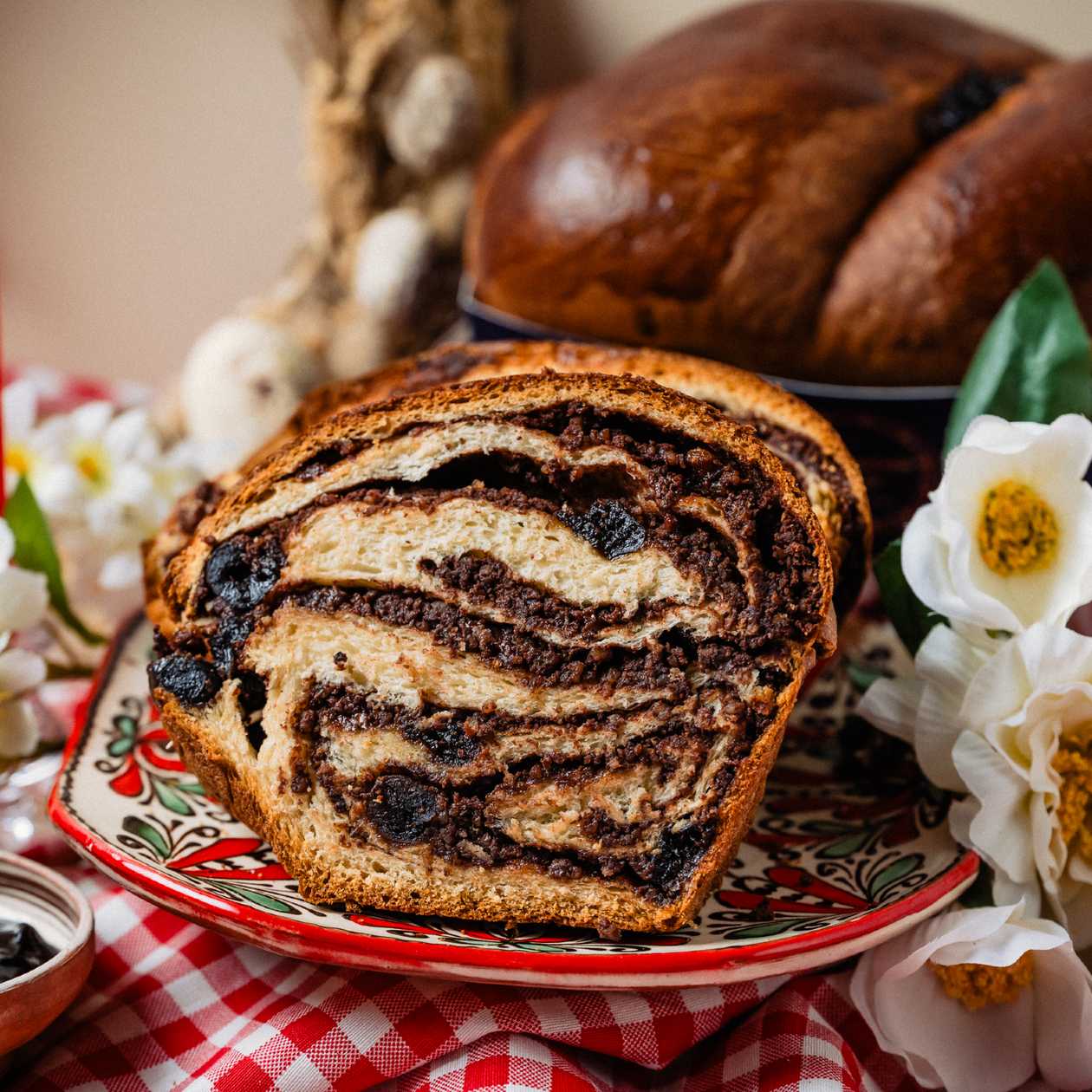 NOU! Cozonac moldovenesc cu nuca, cacao si cirese amare