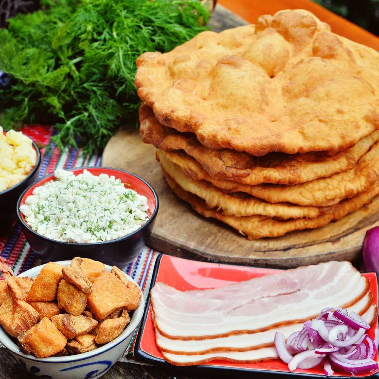 Scovergă cu brânză de burduf, bacon și ceapă roșie