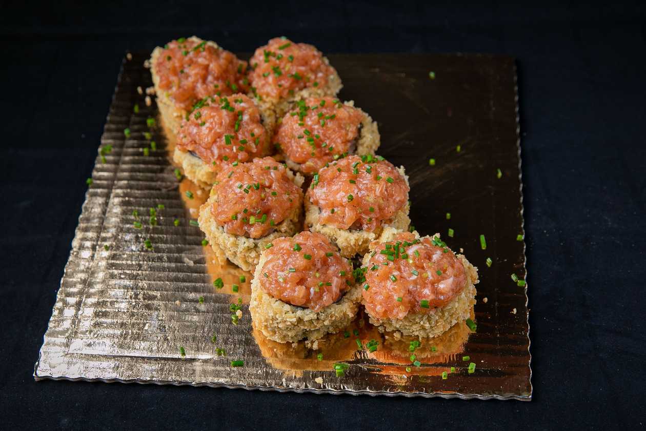 Tempura roll z tatarem z łososia