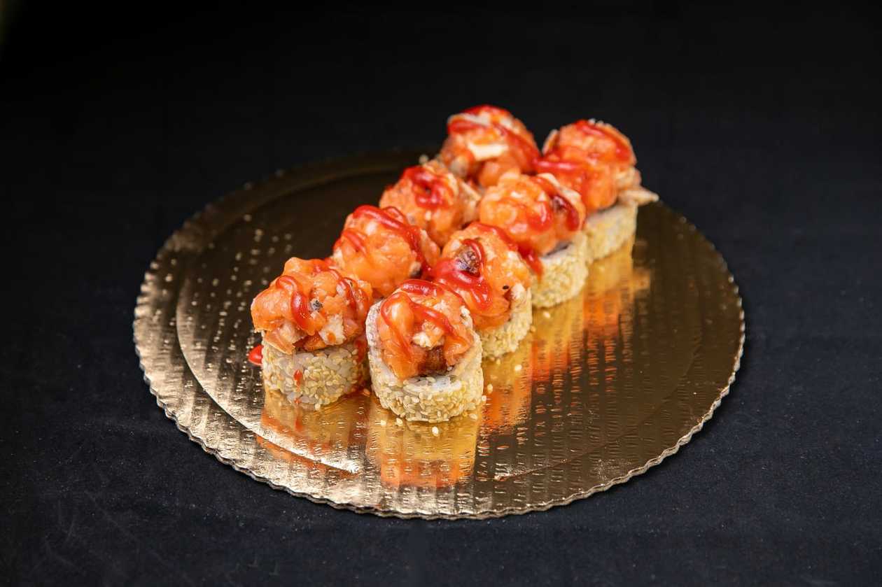 Spicy roll z łososiem i węgorzem