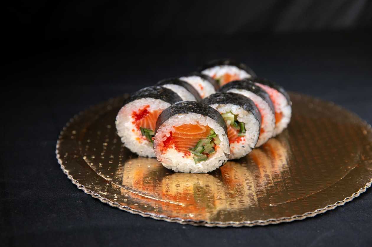 Futoroll z łososiem i Tobiko