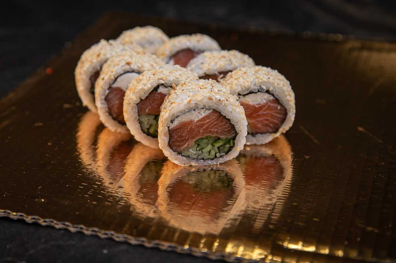 Kalifornia w sezamie z łososiem