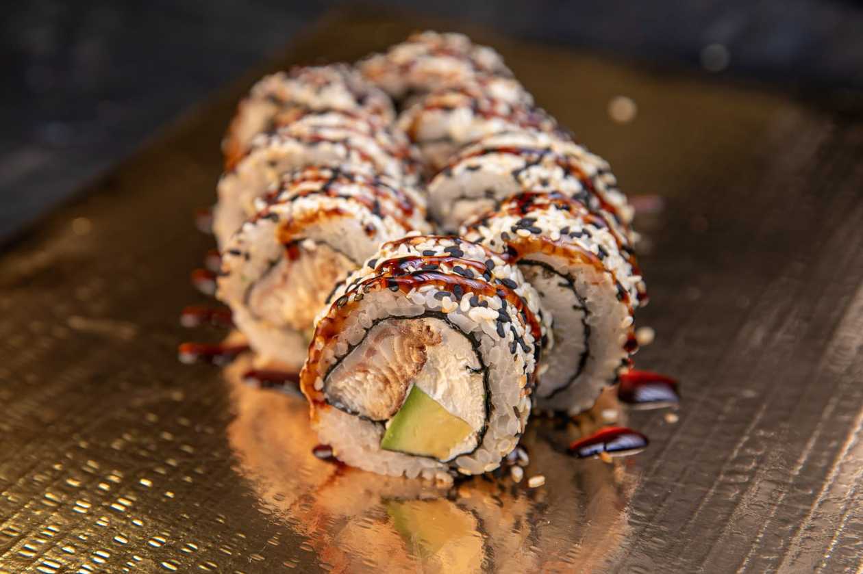 Kalifornia w sezamie z węgorzem