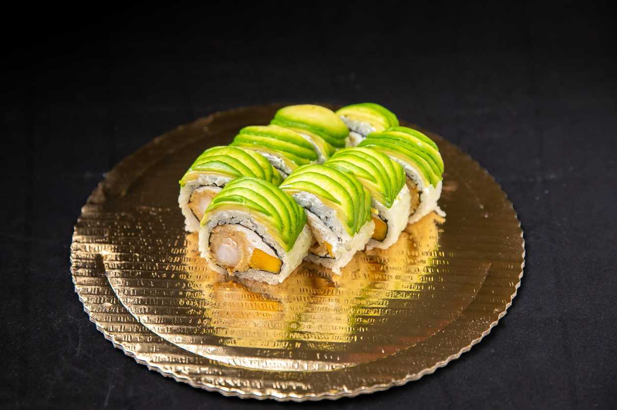 Awokado roll z krewetką w tempurze i mango