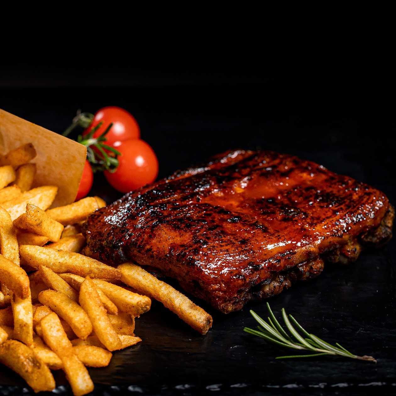 Coaste de porc BBQ cu cartofi prajiti/wedges