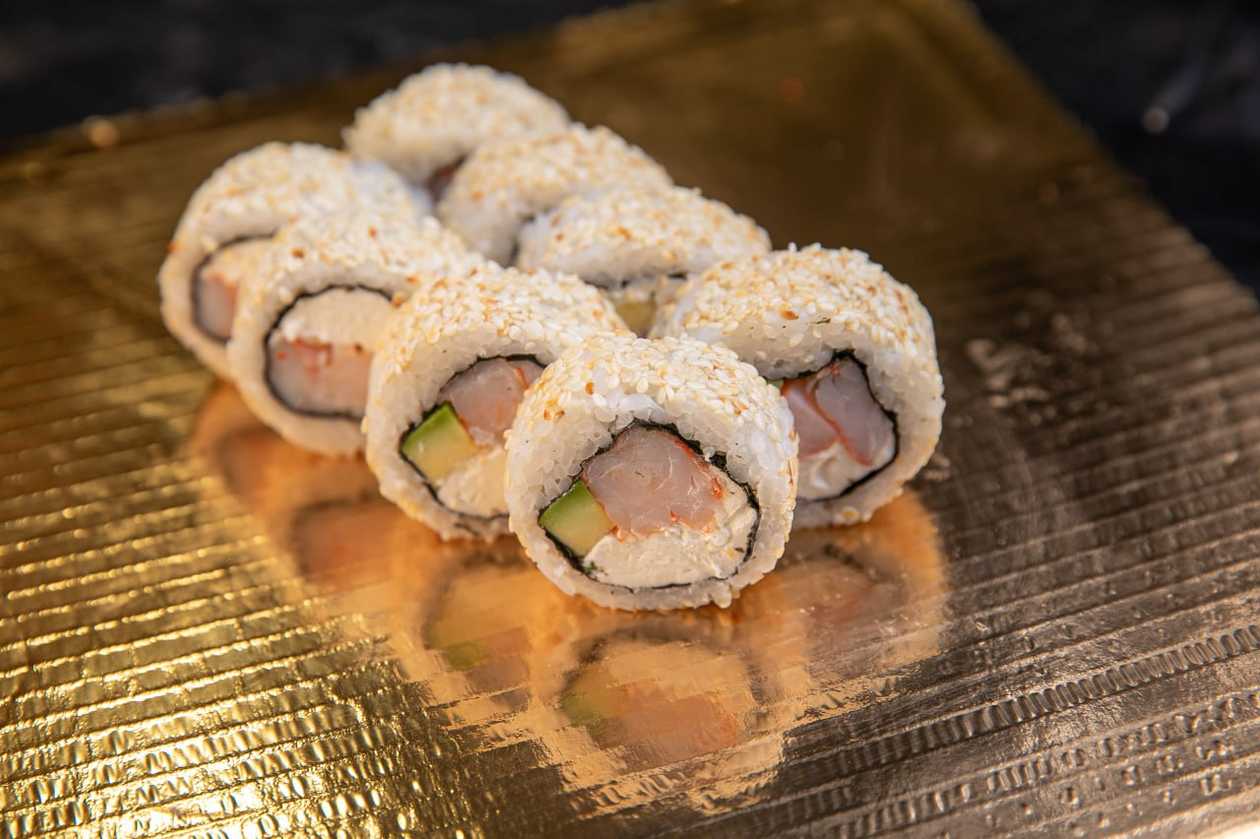 Kalifornia w sezamie z krewetką