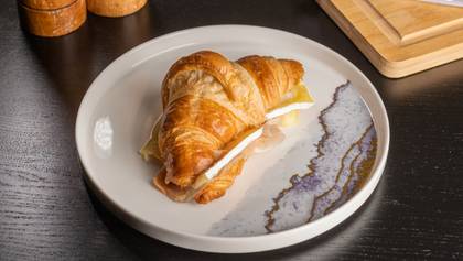 Prosciutto & brie croissant