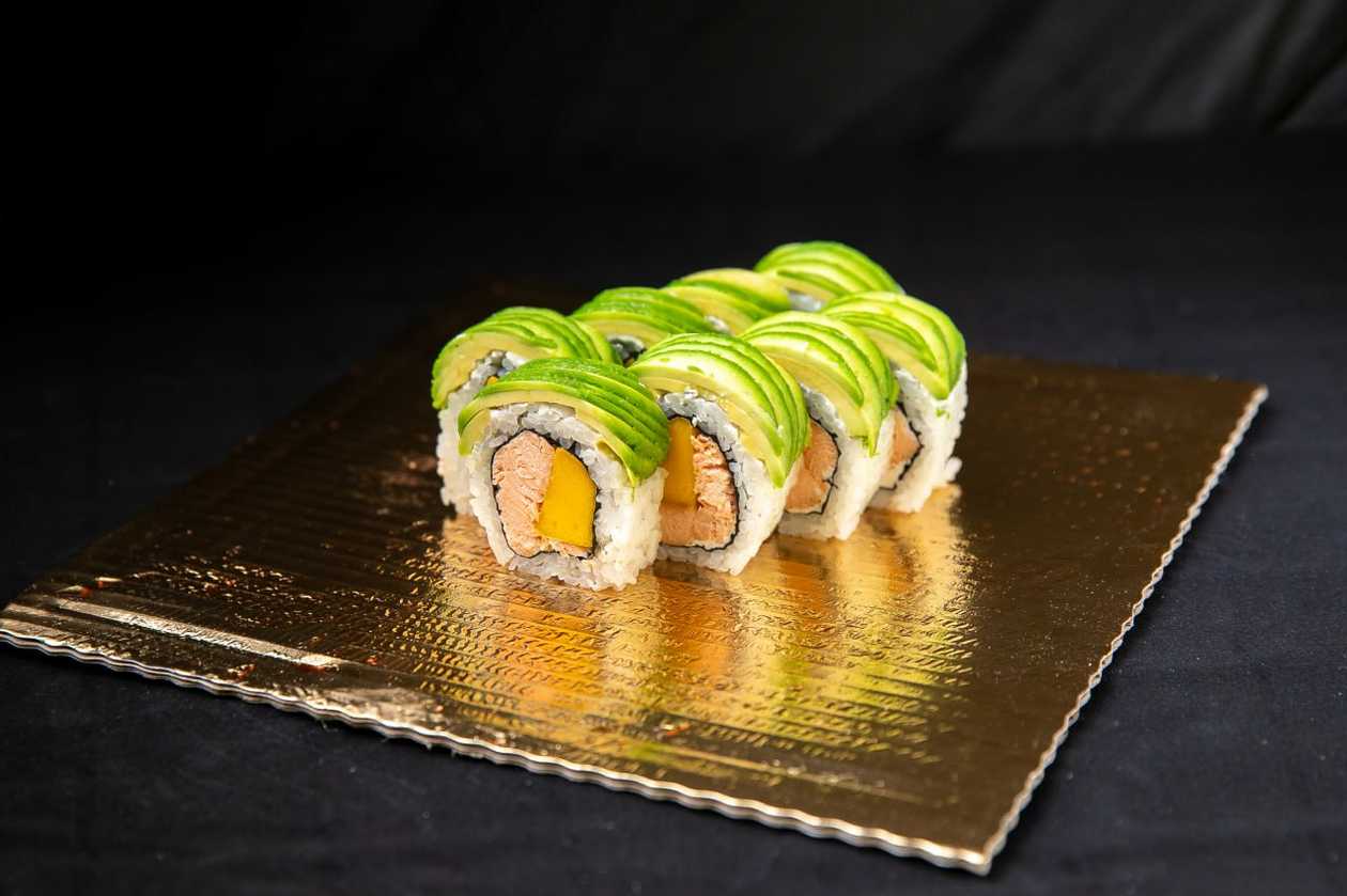 Awokado roll z pieczonym łososiem i mango