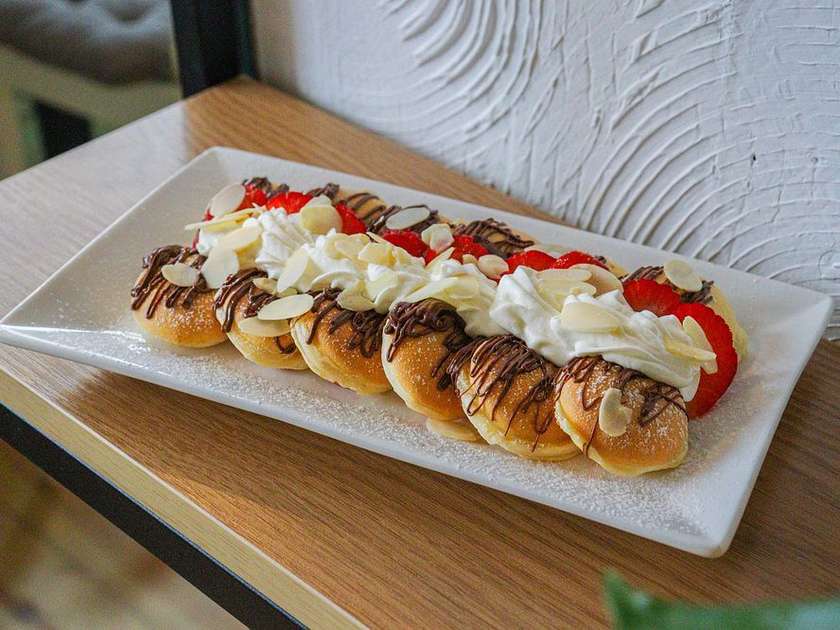 Міні-панкейки з полуницею, нутеллою та маскарпоне