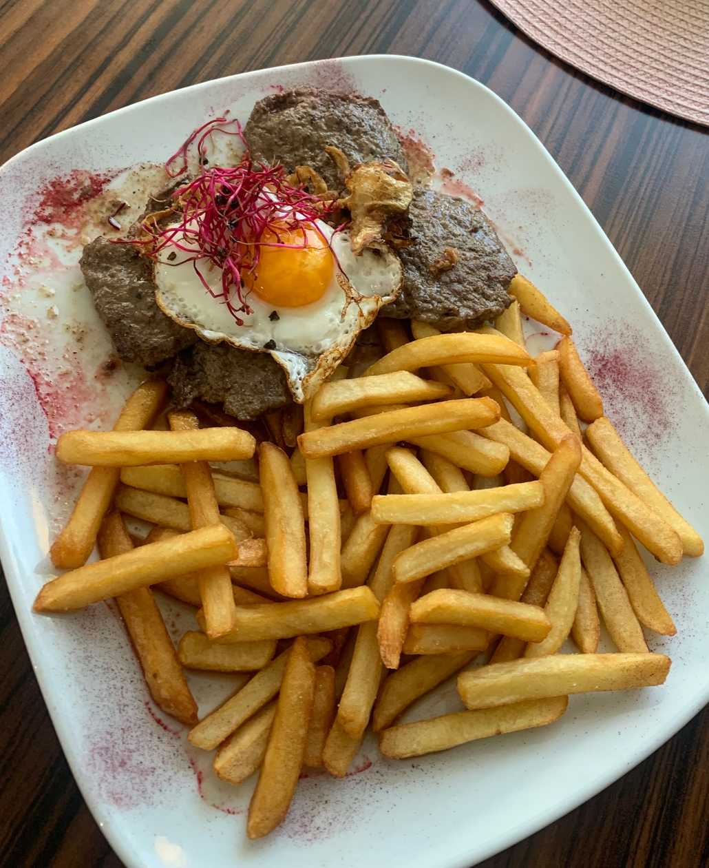 Viedenská roštenka (180g), volské oko, cibuľka, hranolky (1,3,10)