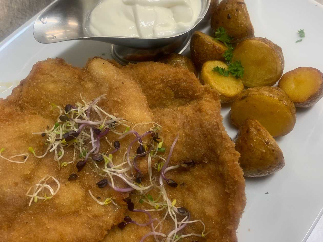 Kurací/ bravčový rezeň (160g) s ryžou (1,3,7)