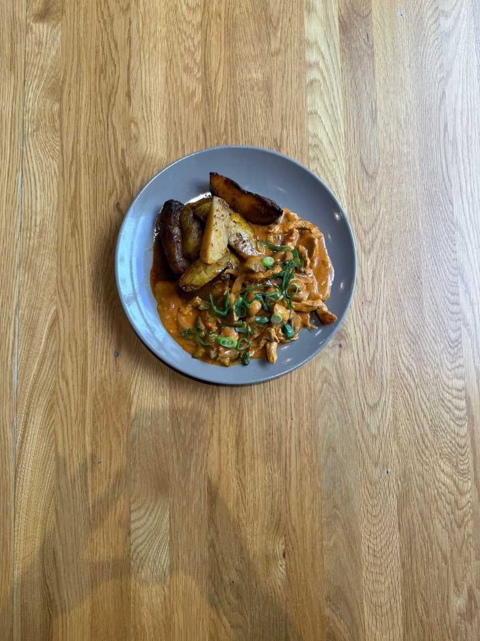 Hovězí Stroganov, kyselé okurky, žampinony, naše brambory