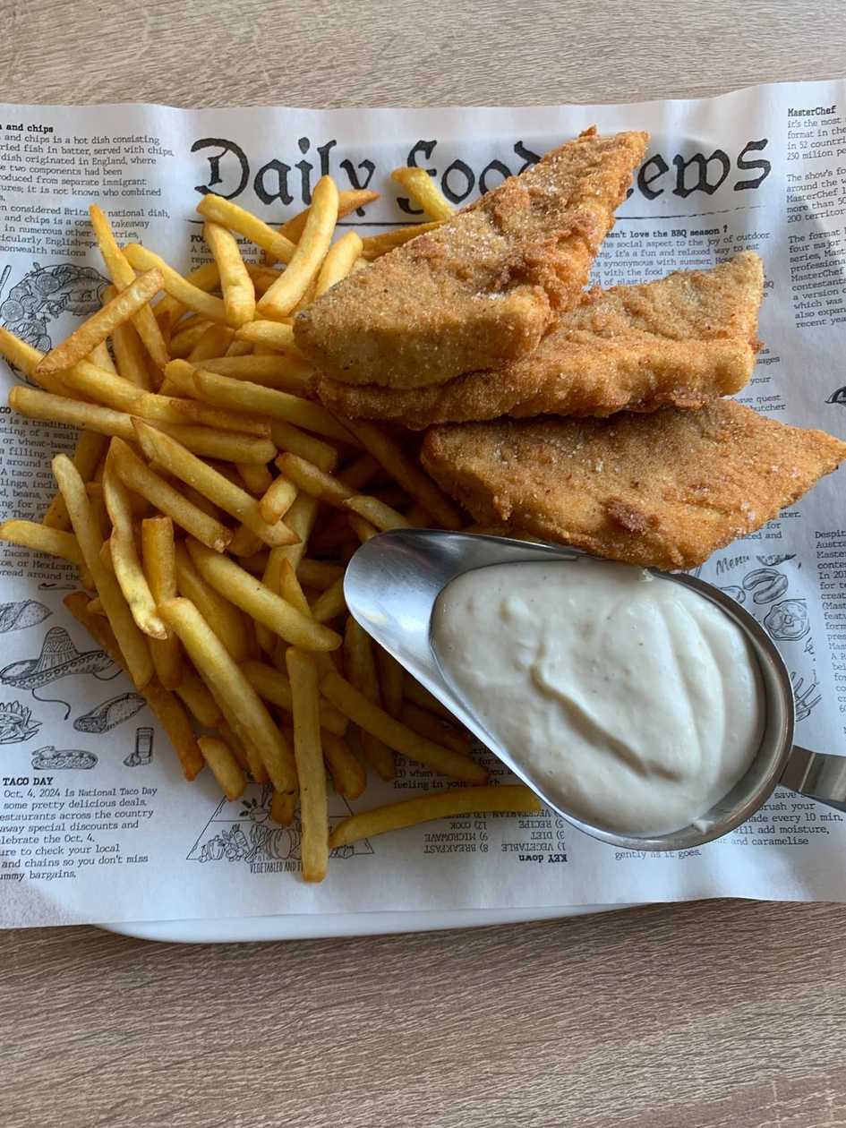 120g Vyprážaný syr, hranolky, tatarská omáčka (1,3,7)