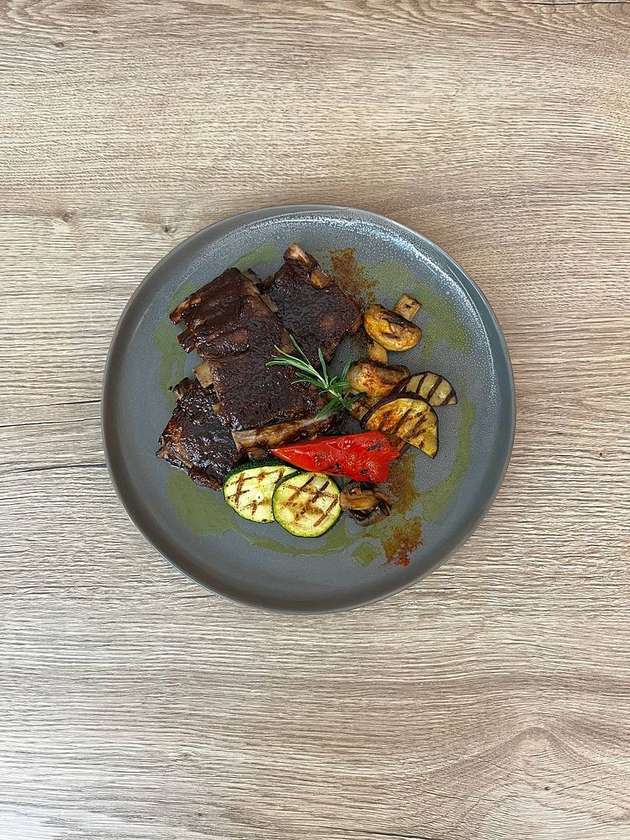 Roasted ribs in a smoked plum and honey marinade with grilled vegetables