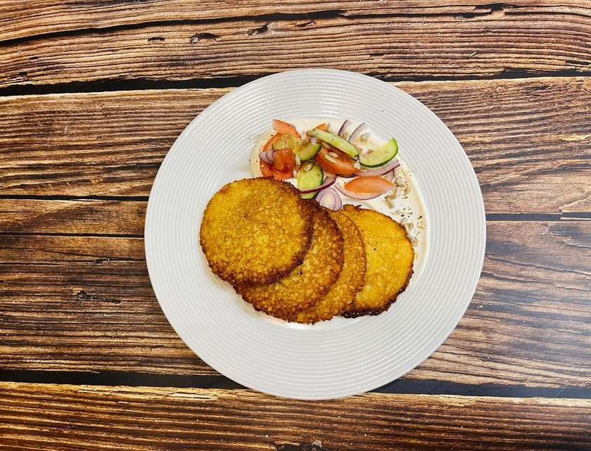 Deruny with sour cream and salad