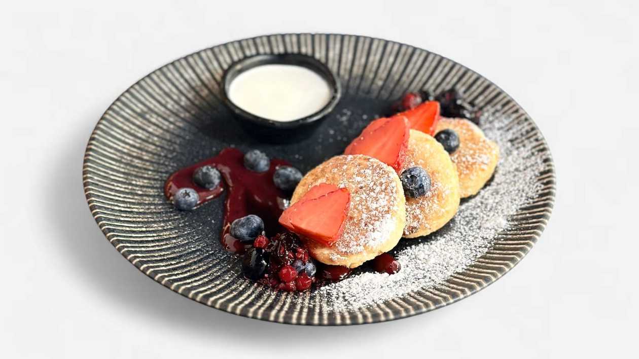 Cheesecakes with berry sauce