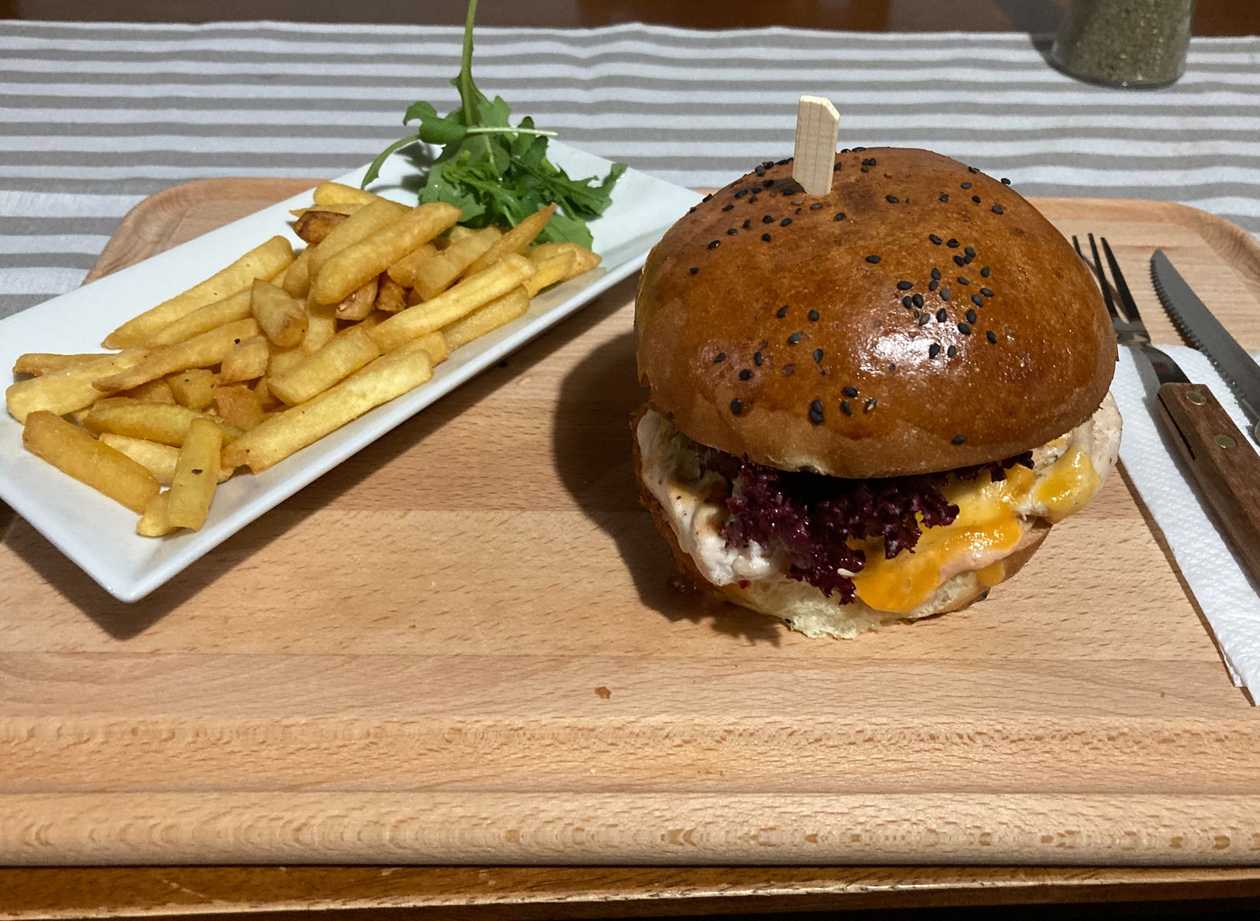 Kuřecí Hamburger - Kuřecí Marinovaný Steak s Čedarem, Zeleninou, Dresinkem, Hranolkami a Tatarskou Omáčkou + Pepsi 0,33l