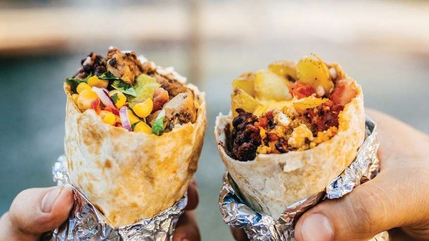 Dviems. Dvi buritos, nachos & salsa ir du gėrimai
